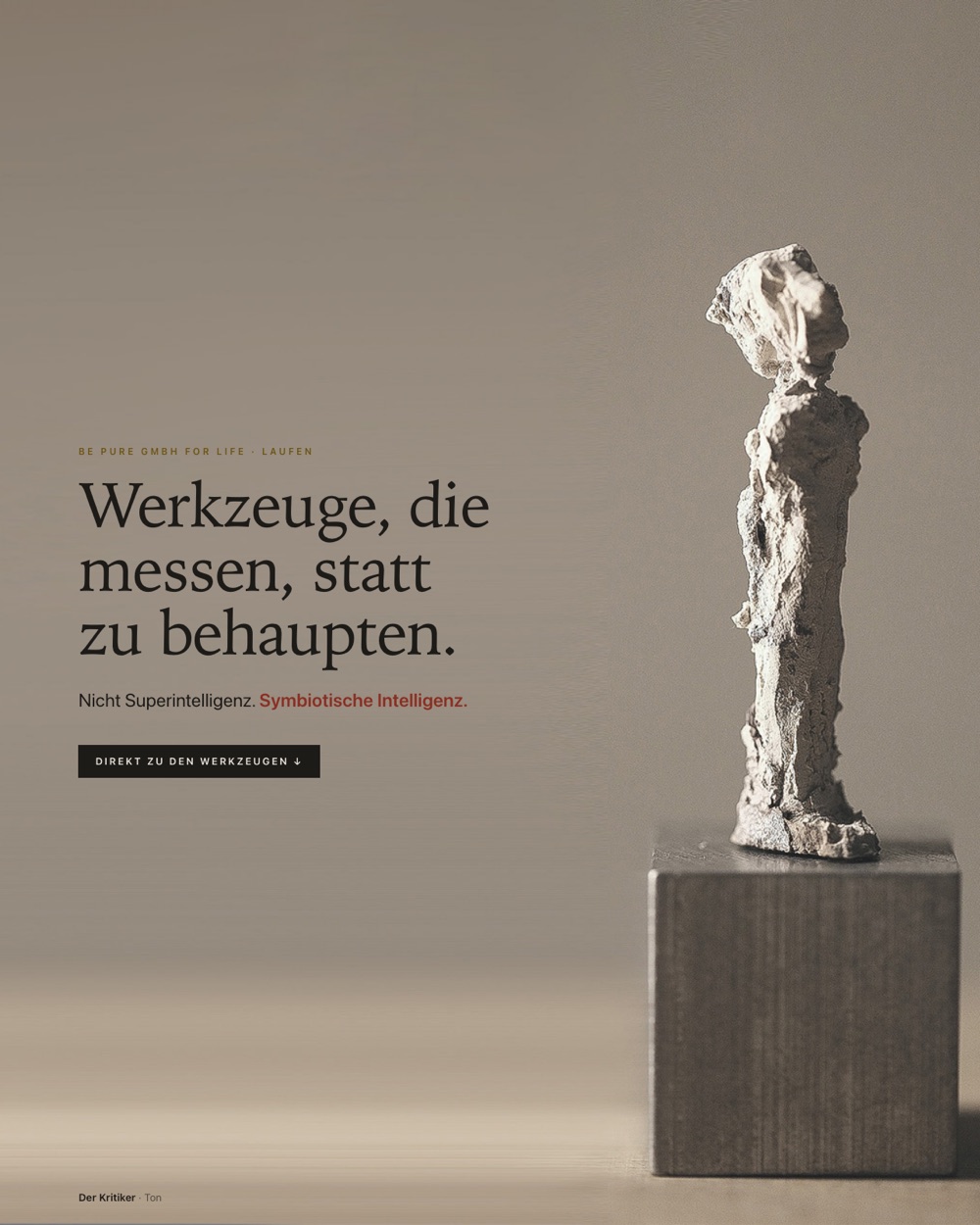 Startseite von be-pure.ch: der Satz Werkzeuge, die messen, statt zu behaupten, daneben eine Tonfigur auf einem Holzsockel